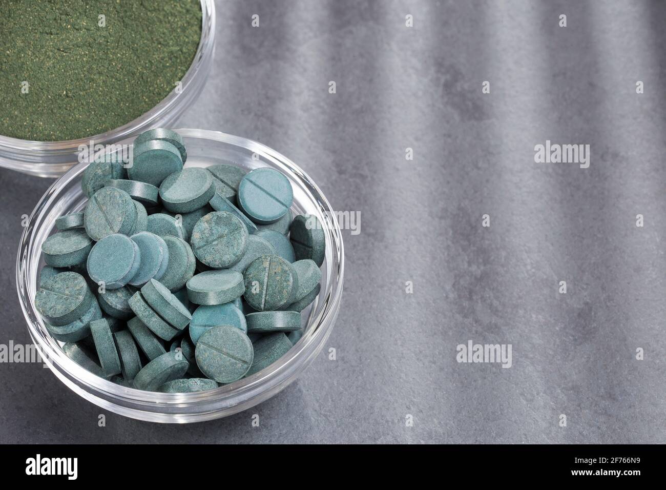 Spirulina polvere e pillole nella ciotola - Spirulina Foto Stock