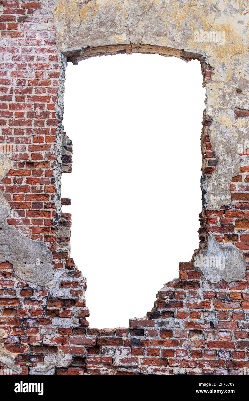 muro distrutto con un buco di mattoni rossi al centro. isolato su sfondo bianco. telaio verticale. cornice grunge. Foto di alta qualità Foto Stock