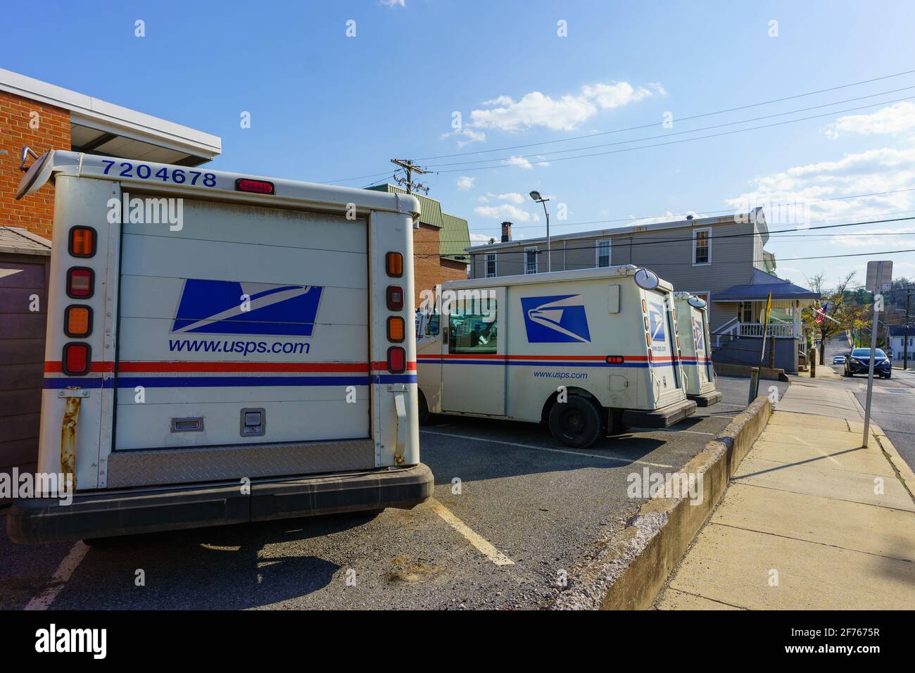 Ephrata, PA, USA - 4 aprile 2021: Camion di consegna della posta USPA parcheggiati all'ufficio postale di Ephrata nella contea di Lancaster, PA. Foto Stock