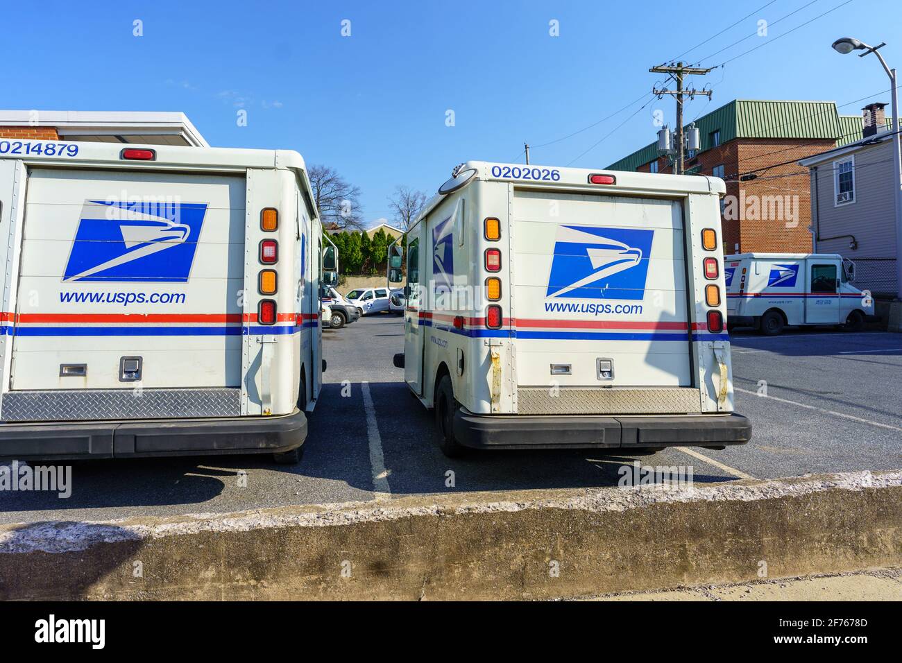 Ephrata, PA, USA - 4 aprile 2021: Camion di consegna della posta USPA parcheggiati all'ufficio postale di Ephrata nella contea di Lancaster, PA. Foto Stock