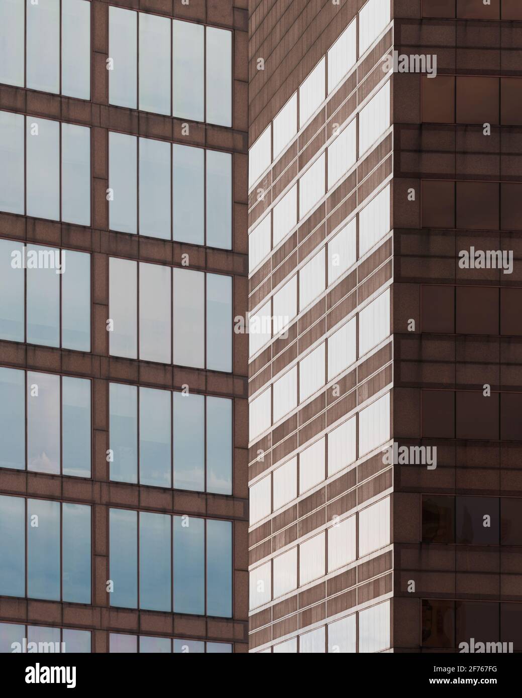 Astratto architettonico geometrico delle finestre riflettenti contro la parete marrone del Mid America Plaza a Oakbrook Terrace, Illinois Foto Stock