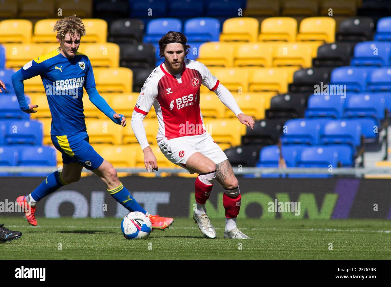 LONDRA, REGNO UNITO. 5 APRILE: WES Burns di Fleetwood Town controlla la palla durante la partita Sky Bet League 1 tra AFC Wimbledon e Fleetwood Town a Plough Lane, Wimbledon, Londra, lunedì 5 aprile 2021. (Credit: Federico Maranesi | MI News) Credit: MI News & Sport /Alamy Live News Foto Stock