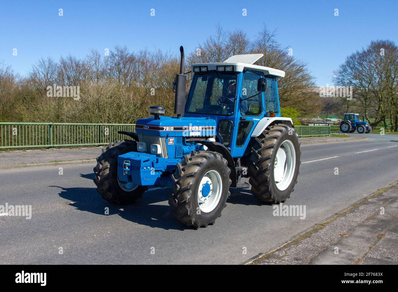 Ford 7810 Blue Farm ractor a Chorley nel Lancashire. Tempo nel Regno Unito: Bella giornata soleggiata ma fredda, mentre i giovani agricoltori locali organizzano una sfilata improvvisata di trattori Ford 7810 moderni e d'epoca lungo le strade agricole di Chorley. Foto Stock