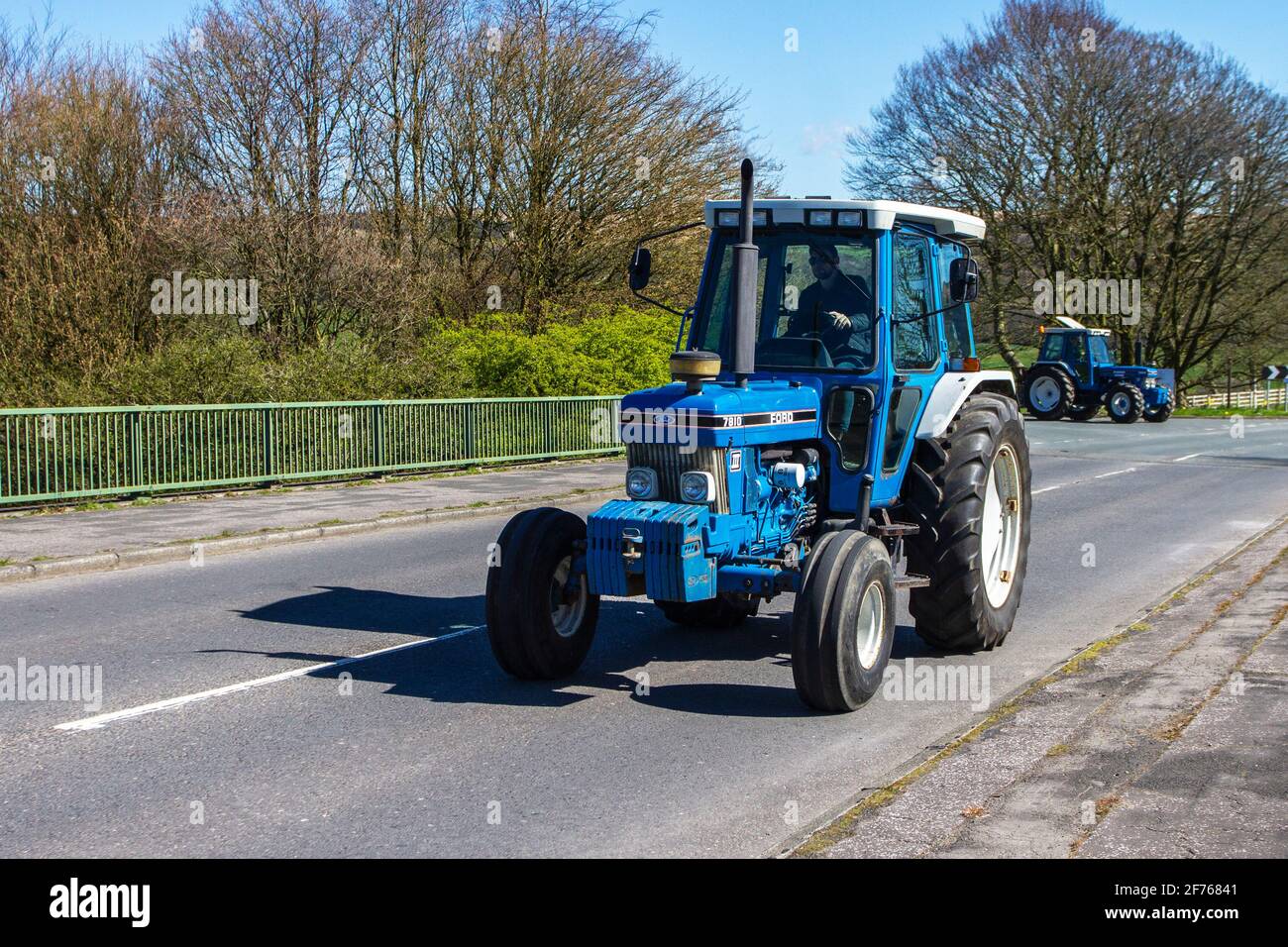 Trattori agricoli Ford 7810 a Chorley nel Lancashire. Tempo nel Regno Unito; bella giornata soleggiata ma fredda mentre i giovani agricoltori locali organizzano una sfilata improvvisata di trattori Ford 7810 moderni e d'epoca lungo le strade agricole di Chorley. Foto Stock