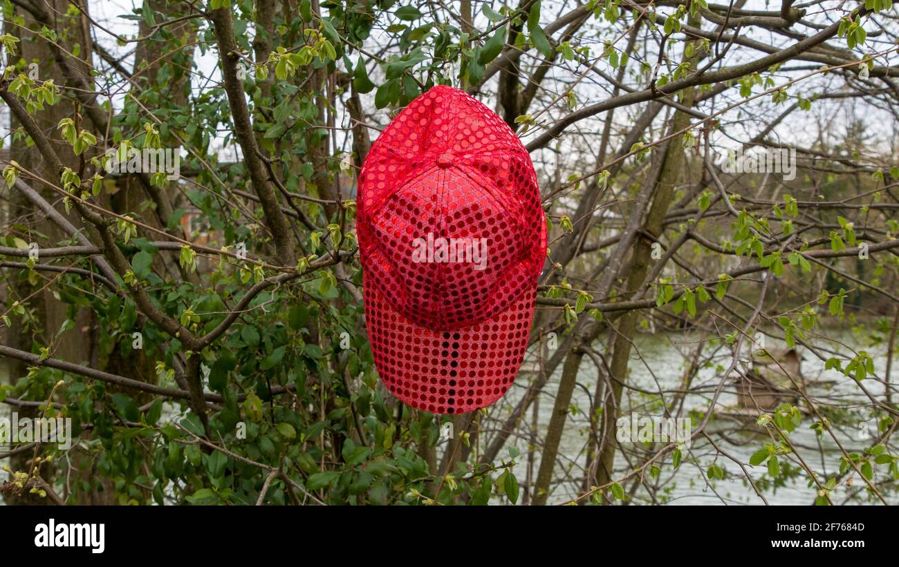 Primo piano del cappuccio rosso appeso su una boccola Foto Stock