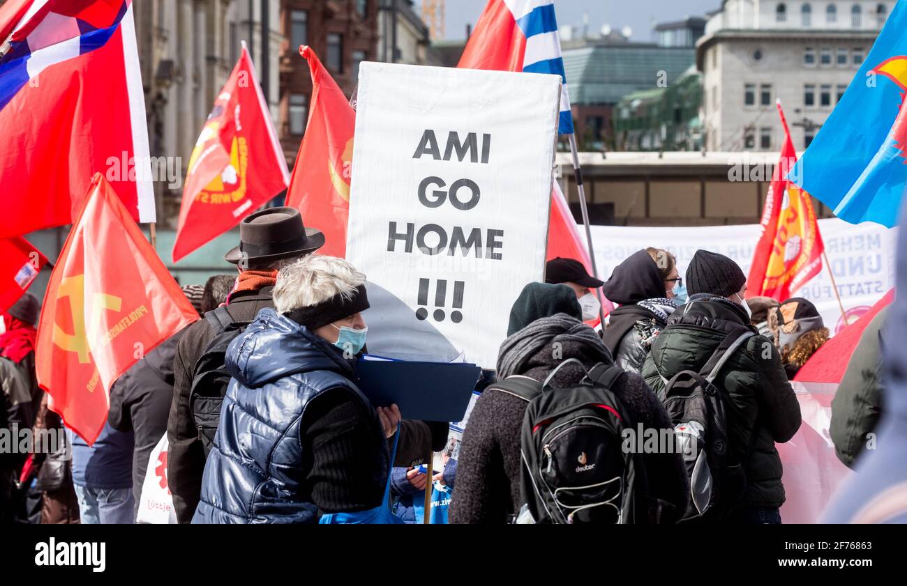 Amburgo, Germania. 05 aprile 2021. Un partecipante di marzo di Pasqua ha un cartello con l'iscrizione 'Ami go home !!!'. La marcia pasquale sotto il motto "Chi vuole la pace, deve disarmare" si svolge questa volta come un raduno stazionario a causa delle misure per contenere la pandemia di Corona. Credit: Markus Scholz/dpa/Alamy Live News Foto Stock