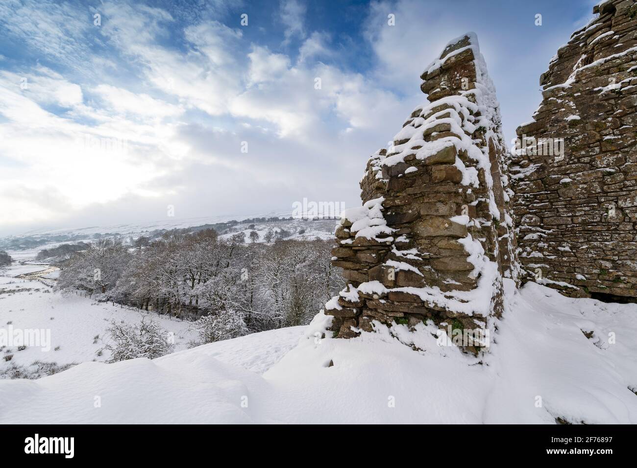 Il Castello di Pendragon innevato a Mallerstang, nell'alta Eden Valley, è stato considerato la casa di Uther Pendragon, padre della legendrida Re Artù. Cumb Foto Stock