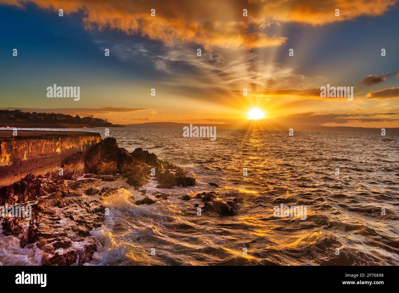 Tramonto su Belfast Lough midsummer sera da un foro lungo, Bangor, County Down, Irlanda del Nord Foto Stock