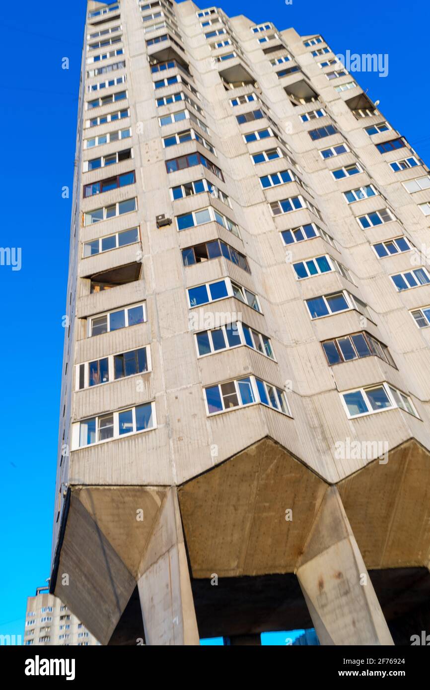 Una casa residenziale sulle gambe di pollo, UNA casa di massa appartamenti edificio del modernismo socialista sovietico, san pietroburgo, russia Foto Stock