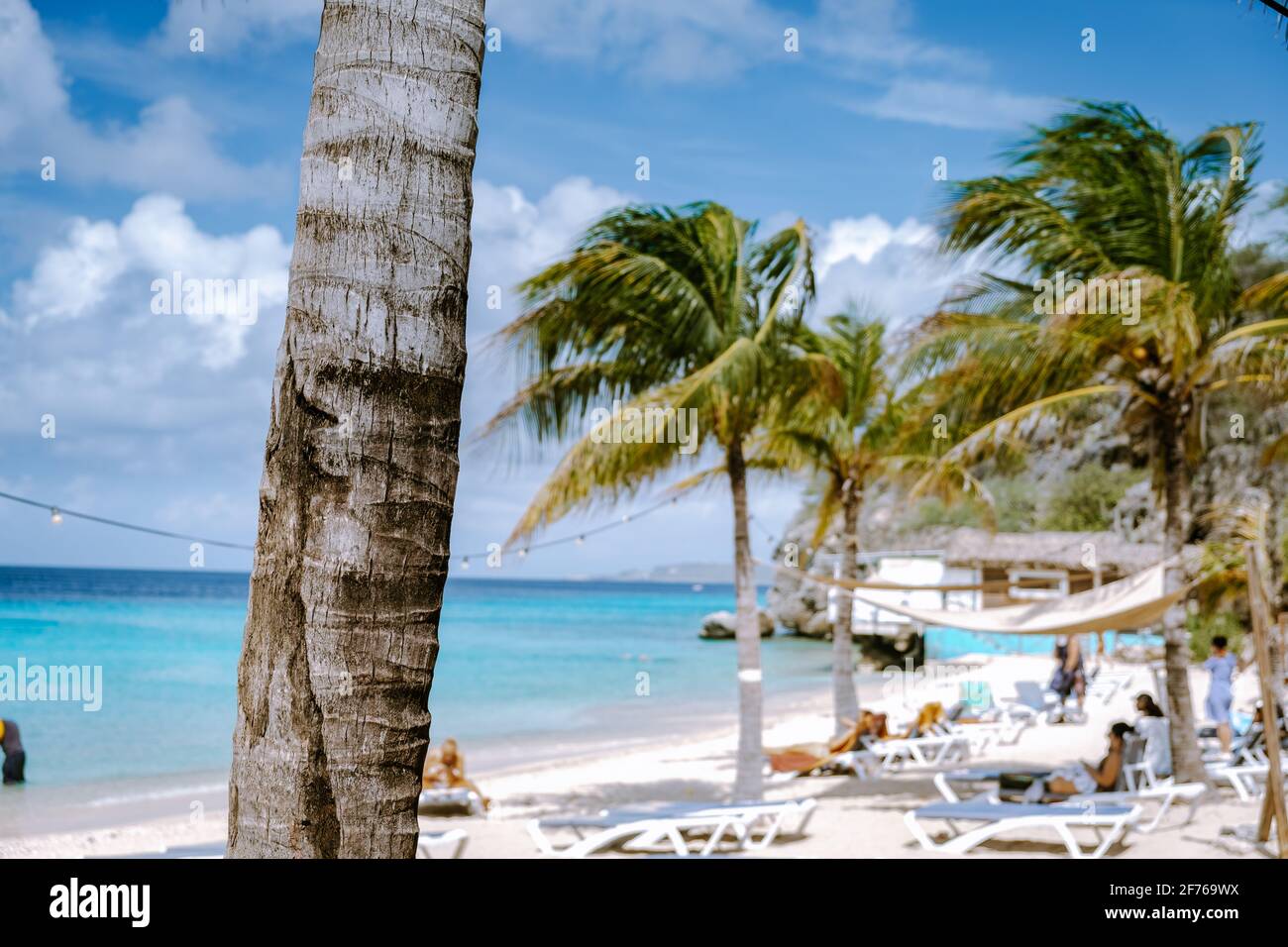 Fuoco selettivo con sfondo sfocato Curacao Caribbean Island, Kokomo Beach vista intorno all'isola caraibica di Curacao in una giornata intensa Foto Stock
