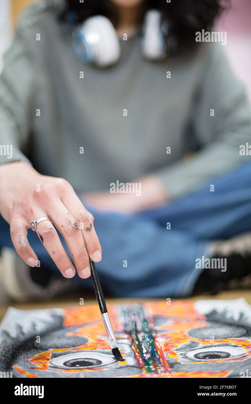 Immagine ritagliata di uno studente di arte irriconoscibile che fa un lavoro. Messa a fuoco selettiva. Spazio per il testo. Foto Stock