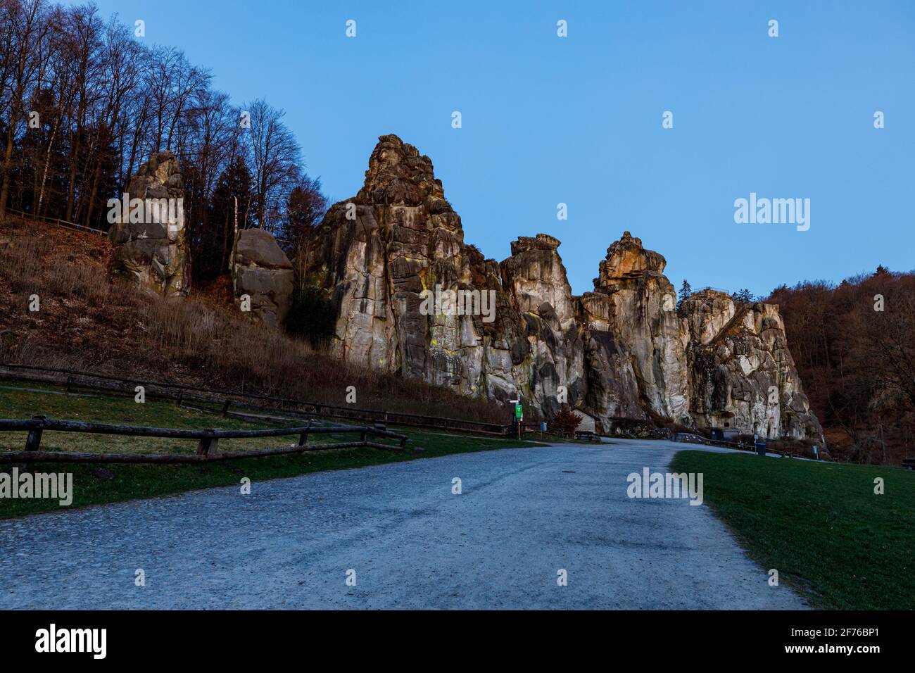 La formazione rocciosa di Externsteine nella foresta di Teuteburg in Germania Foto Stock