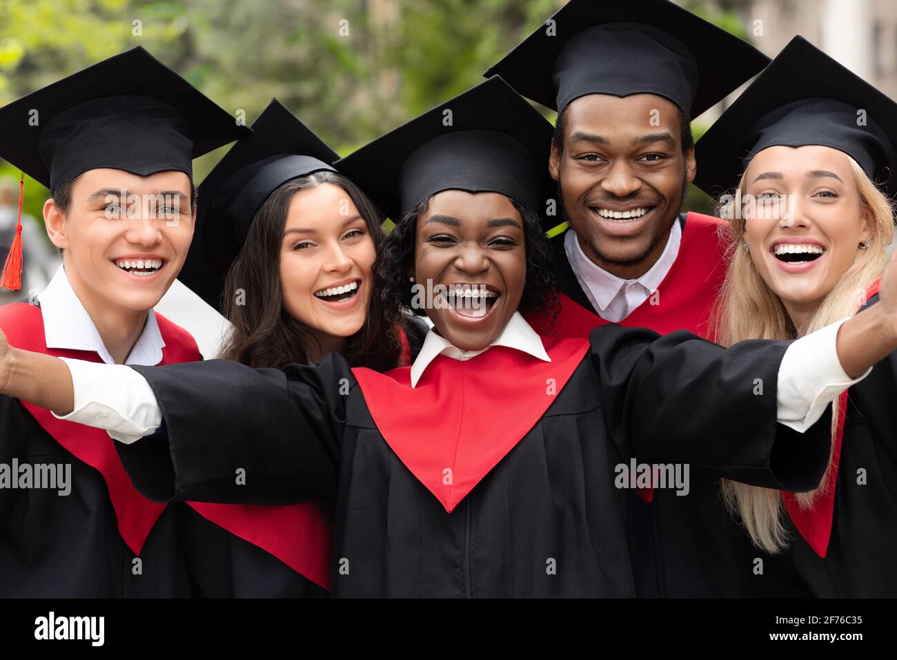 Felice gruppo multirazziale di studenti che prendono selfie, closeup Foto Stock