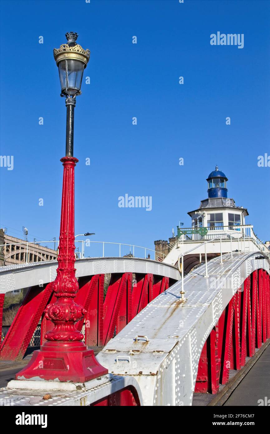 Lo storico Swing Bridge è una struttura di secondo livello che attraversa il fiume Tyne, unendo Newcastle e Gateshead a Tyne e Wear, nel nord-est dell'Inghilterra Foto Stock