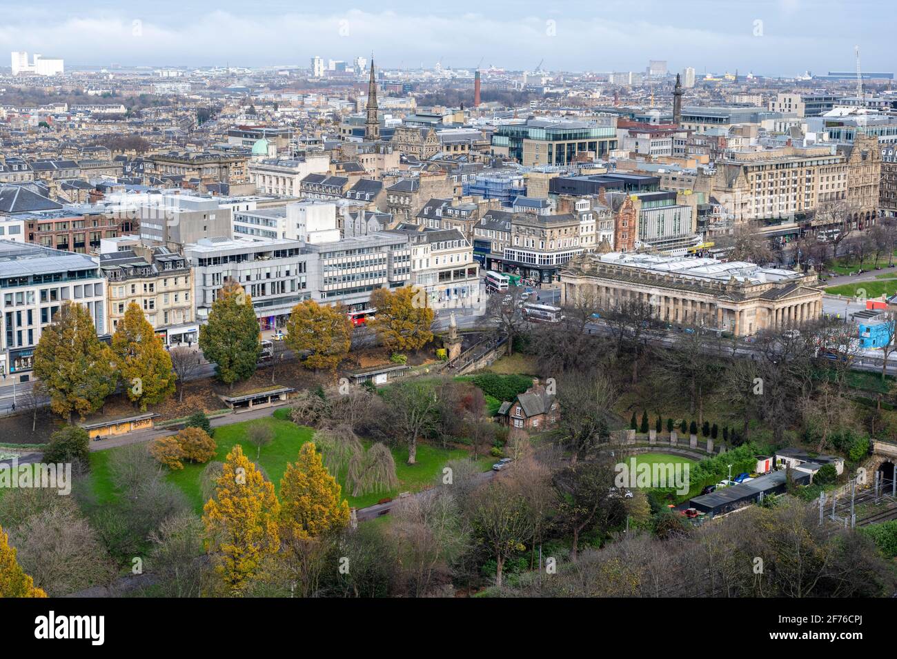 Vista elevata dei West Princes Street Gardens, Princes Street e la Royal Scottish Academy dai bastioni del Castello di Edimburgo - Edimburgo, Scozia, U. Foto Stock