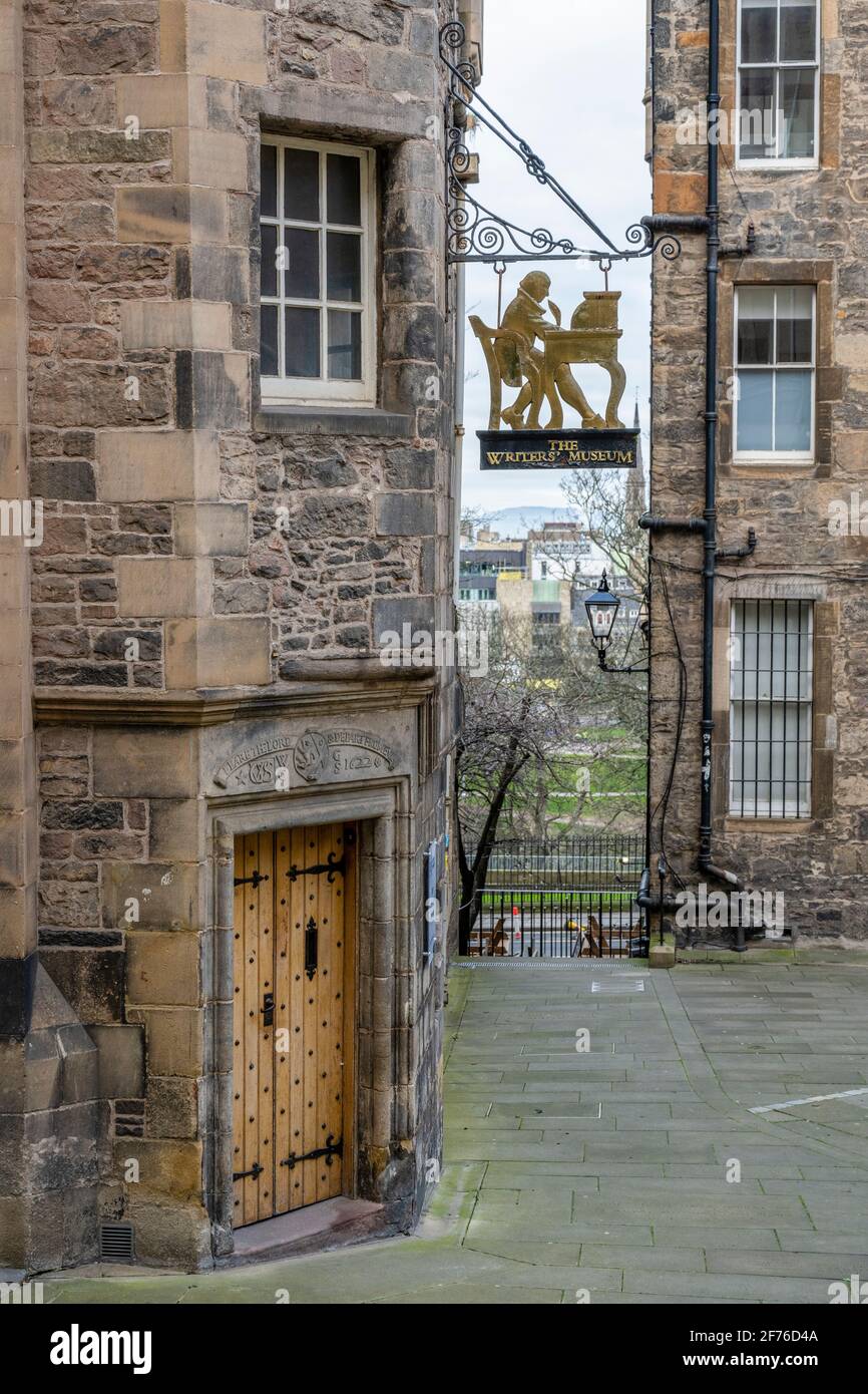 The Writers’ Museum on Lady Stair’s Close Off Lawnmarket nella città vecchia di Edimburgo, Scozia, Regno Unito Foto Stock