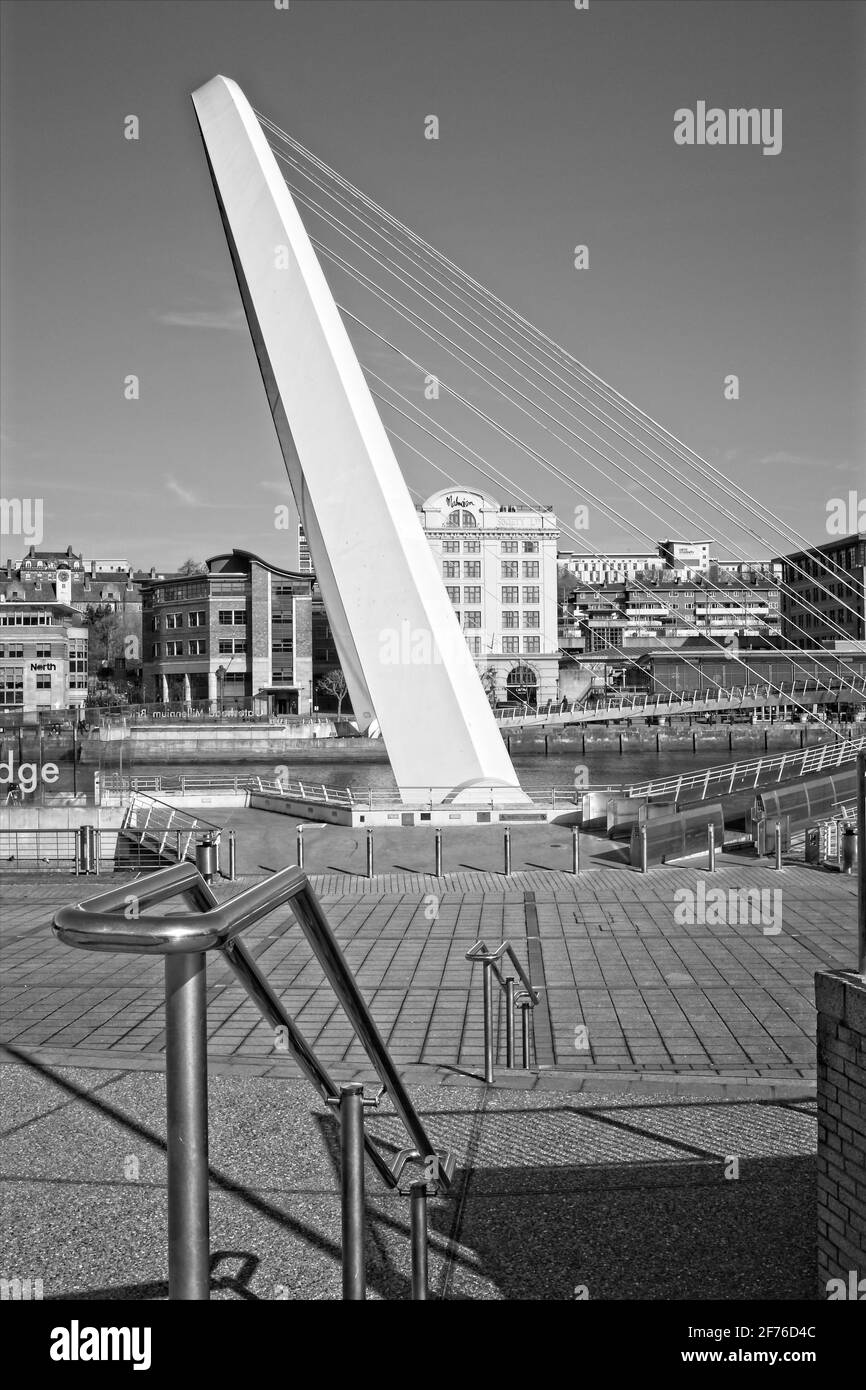 Guardando dal lato Gateshead del fiume Tyne verso il Millennium Bridge e Newcastle Quayside a Tyne and Wear, Inghilterra nord-orientale. Foto Stock