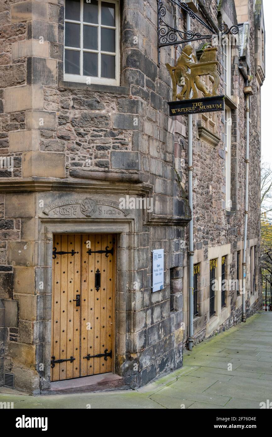 The Writers’ Museum on Lady Stair’s Close Off Lawnmarket nella città vecchia di Edimburgo, Scozia, Regno Unito Foto Stock