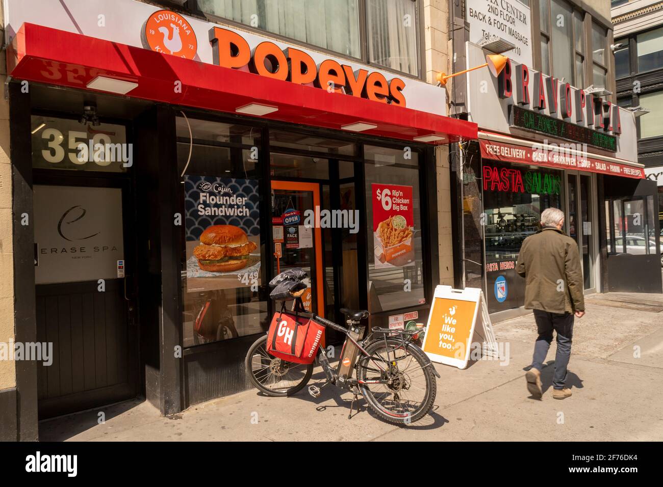 New York, Stati Uniti. 04th Apr 2021. Una bicicletta a consegna con una borsa tote di marca GrubHub si trova all'esterno di un ristorante fast food Popeye's Louisiana Kitchen nel quartiere Nomad di New York domenica 4 aprile 2021. (ÂPhoto di Richard B. Levine. Credit: Sipa USA/Alamy Live News Foto Stock