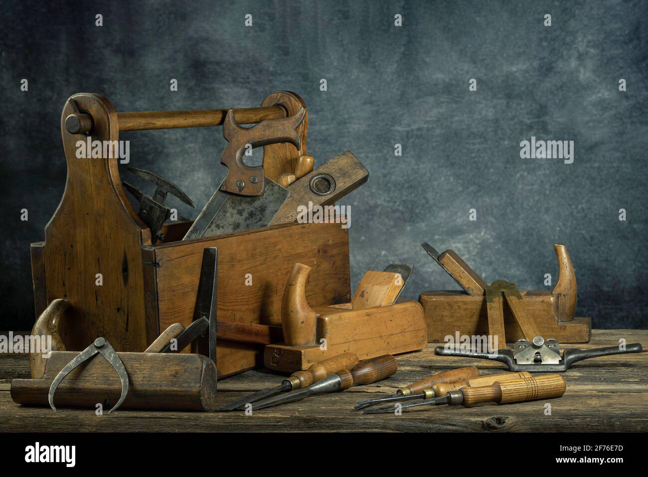Still Life - vecchio strumento in legno scatola piena di strumenti Foto Stock