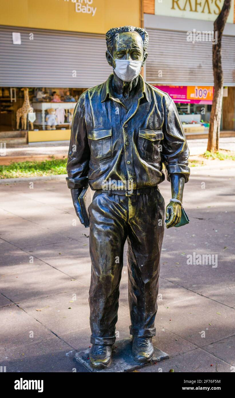 Statua Roberto Drummond con maschera in tessuto bianco, Praça Diogo de Vasconcelos, Savassi, Belo Horizonte, Brasile Foto Stock