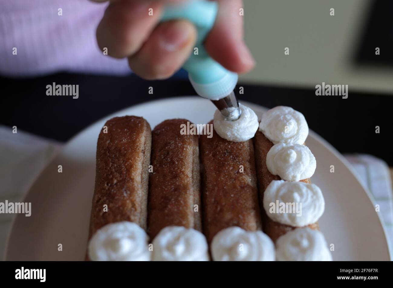 Tiramisù, dessert italiano. Donna che prepara torta tiramisù. Primo piano. Foto Stock