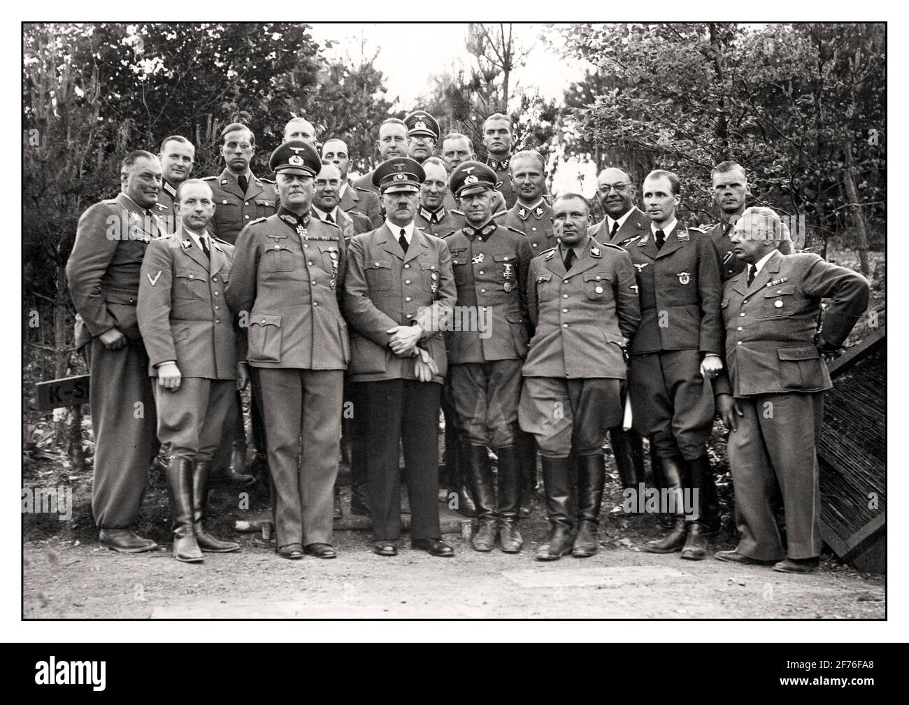 Hitler, leader del Fuhrer nazista fascista, con il suo staff presso la sede principale nel giugno 1940, Hitler e il suo entourage si sono fotografati presso la sede centrale di Führer, si può supporre che questa foto sia stata scattata nel 'Wolfsschanze' (costruito dal 1940 al 1942). Per quanto noto da sinistra a destra: SA-Obergruppenführer Wilhelm Brückner, OKH-Adjutant Major Engel, Reich Press Chief Dr. Otto Dietrich, Hitler's frequenting medico Dr. Karl Brandt, Capo del colonnello OKW Generale Wilhelm Keitel, Air Force Adjutant Major General [Karl] Bodenschatz, Adolf Hitler, Wehrmacht, Rudondel Colondel SS Schundel SS Foto Stock