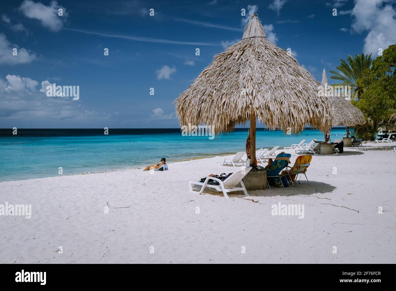 Curacao 2021 marzo, spiaggia di CAS Abou sull'isola caraibica di Curacao, Playa CAS Abou in spiaggia bianca tropicale dei Caraibi di Curacao con oceano blu Foto Stock