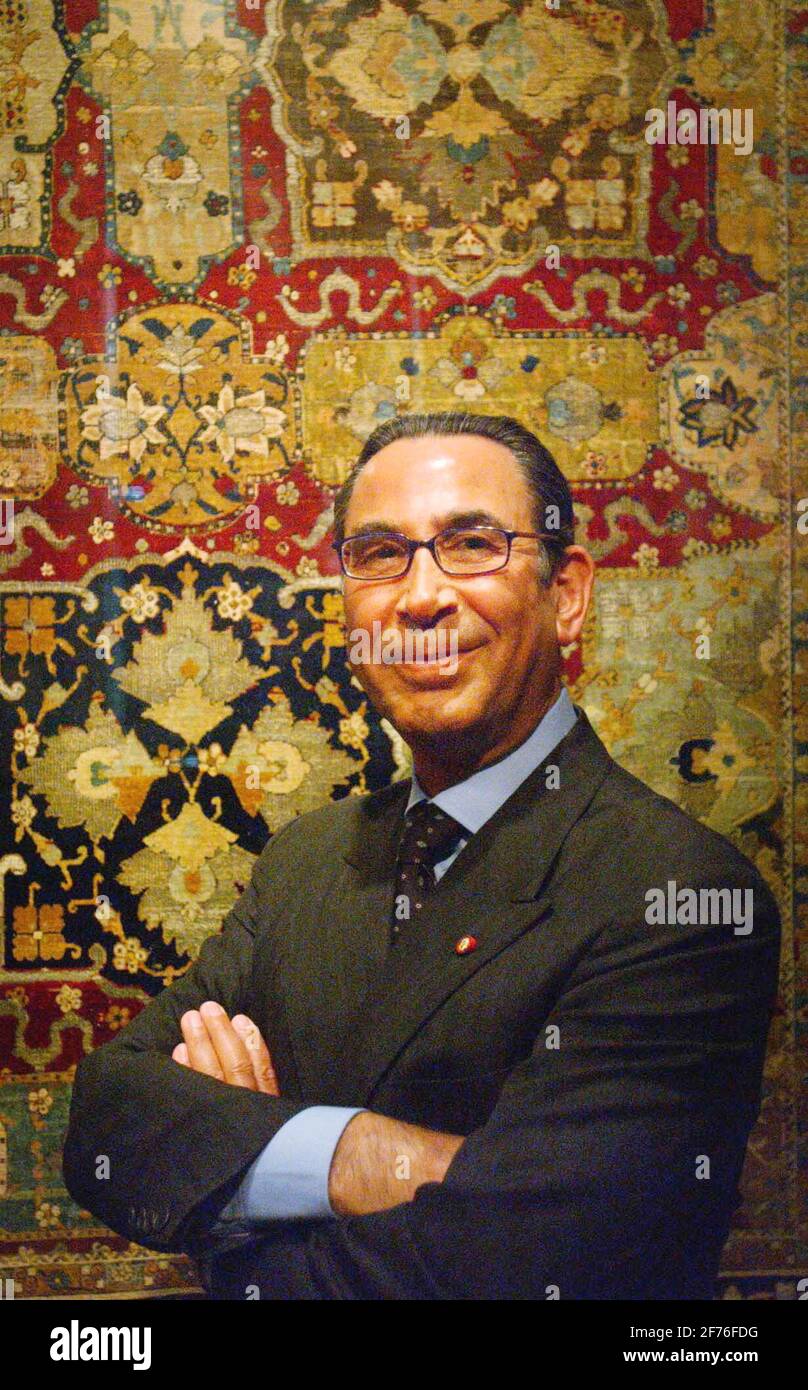 DR KHALILI CON UN FILO DI SETA E ARGENTO DEI PRIMI DEL 17 ° SECOLO, TAPPETO IRANIANO, PARTE DELL' 'ARTE DELLE TERRE ISLAMICHE' EXIBITION A SOMERSET CASA. 13/4/04 PILSTON Foto Stock