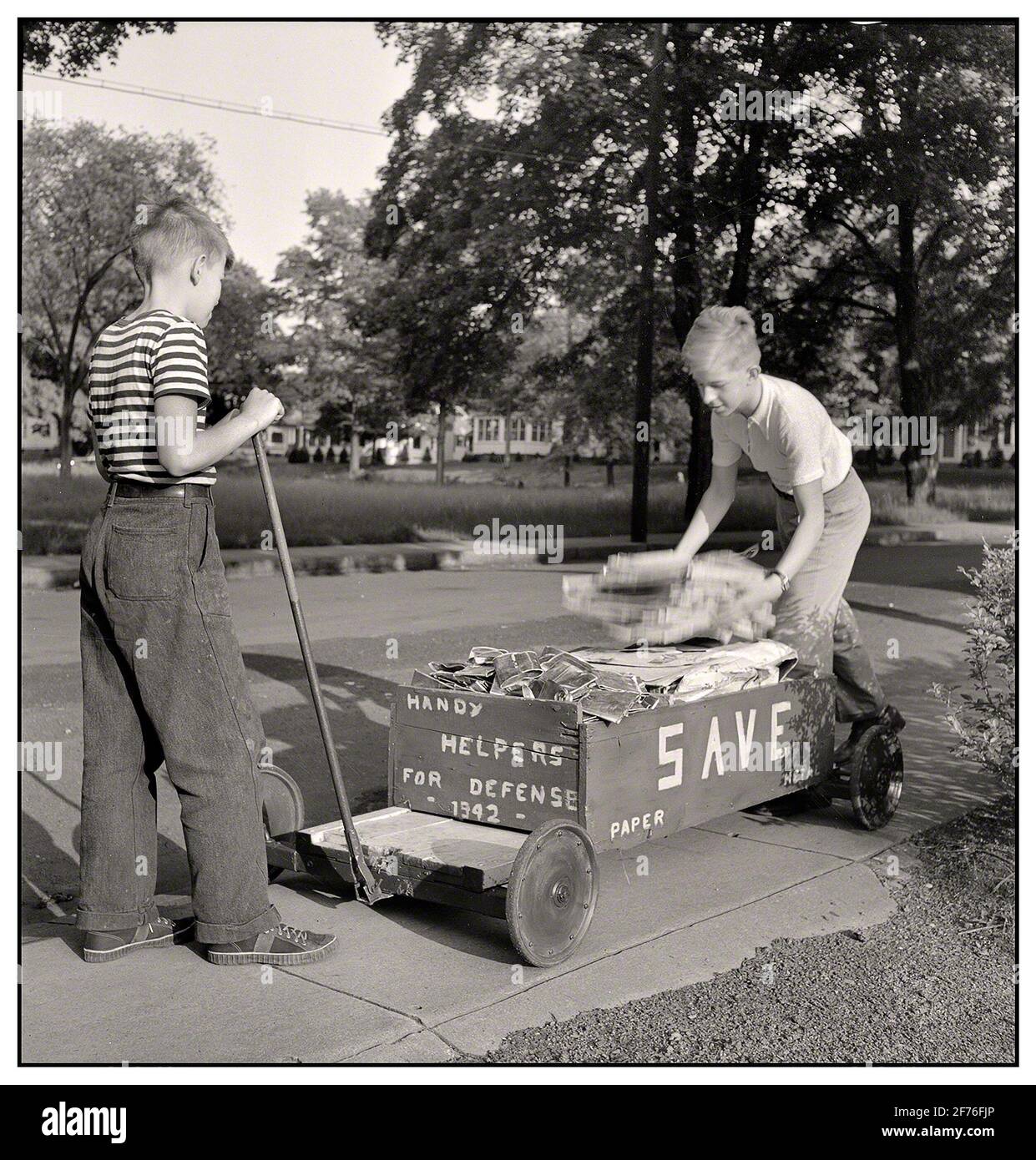 "Ragazzi che raccolgono carta e metallo per l'azionamento dei rottami." Sforzo bellico a casa. Maggio 1942. Southington, Connecticut. Seconda guerra mondiale foto di Fenno Jacobs per l'Ufficio informazioni sulla guerra. America USA Foto Stock