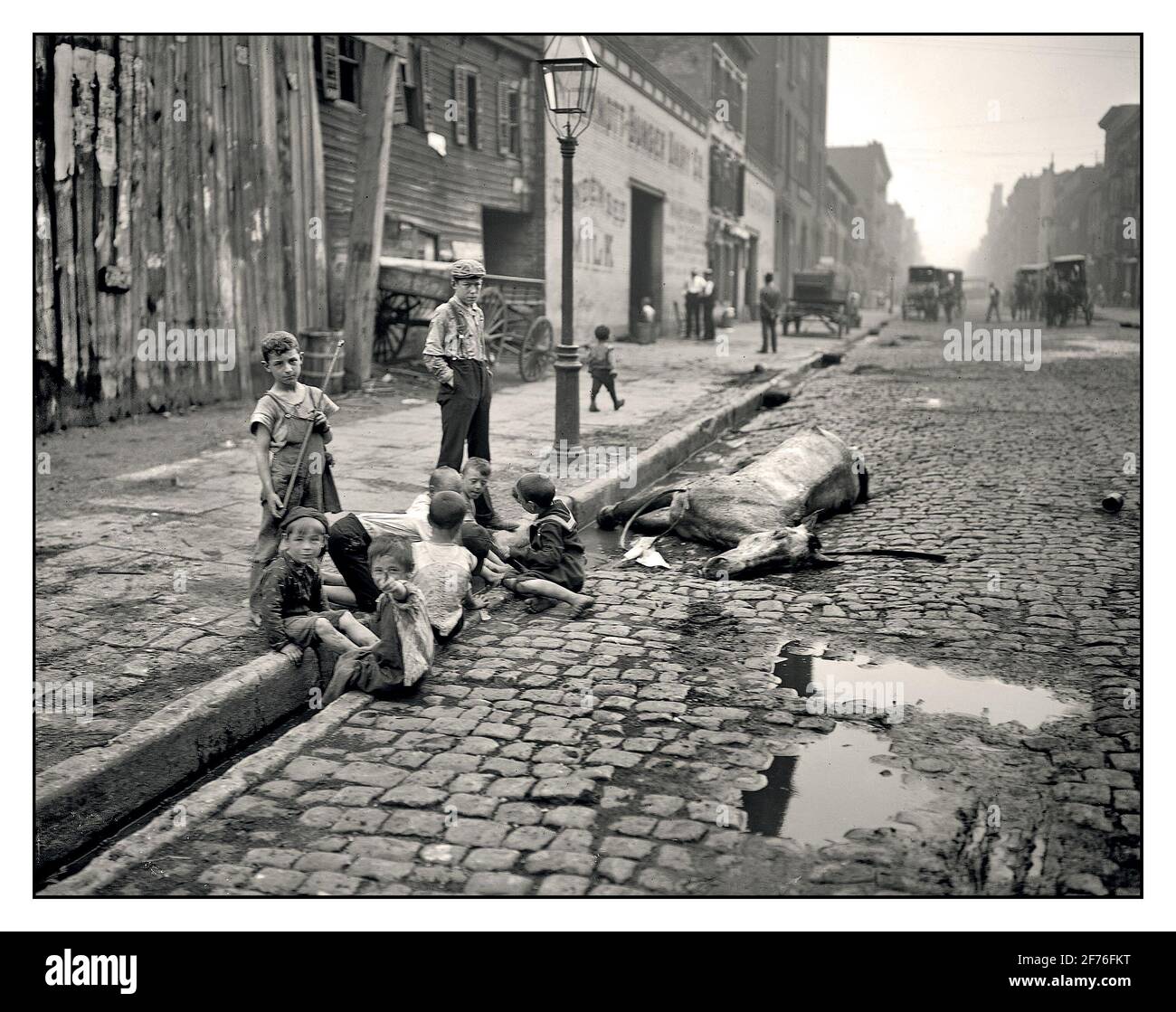 Povertà USA circa 1905. "La fine di una carriera a New York". La foto mostra la dura realtà della vita in una grande città all'apertura del 20 ° secolo Foto Stock