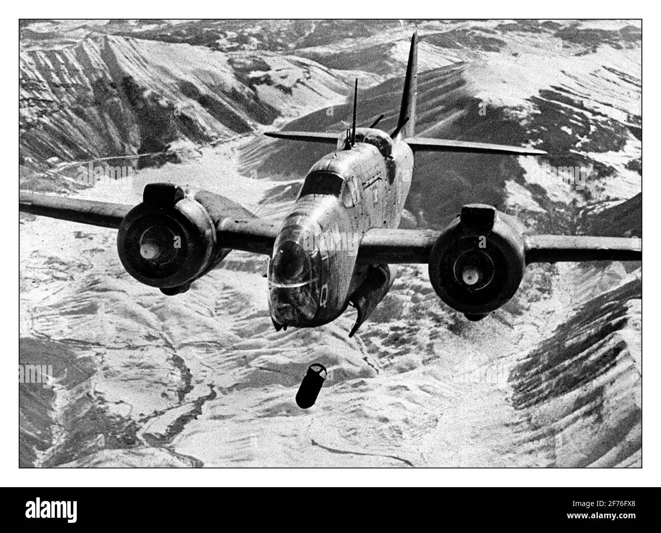 Bombardamento aereo alleato della seconda guerra mondiale da parte di Martin 187 Baltimore, bombardiere leggero della RAF, bombardiere a punta di spillo, bombardamenti in caduta sul nodo ferroviario di Sulmona, Italia. 1944 Foto Stock