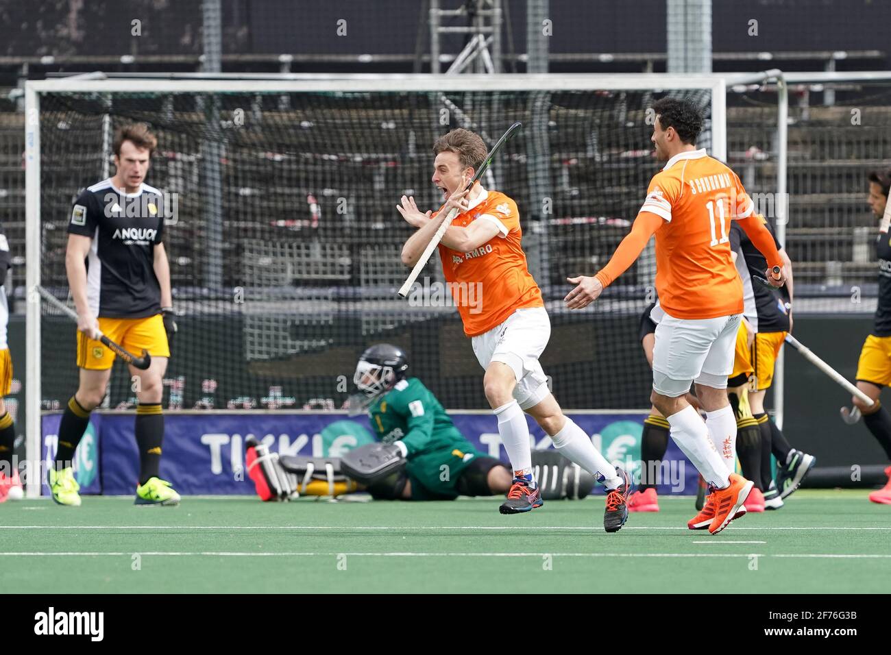 AMSTELVEEN, PAESI BASSI - 5 APRILE: Yannick van der Drift di Bloemendaal festeggia dopo aver segnato il suo primo gol durante la partita finale della Euro Hockey League tra Atletic Terrassa HC e Bloemendaal a Wagener Stadion il 5 aprile 2021 ad Amstelveen, Paesi Bassi (Foto di Andre Weening/Orange Pictures) Foto Stock