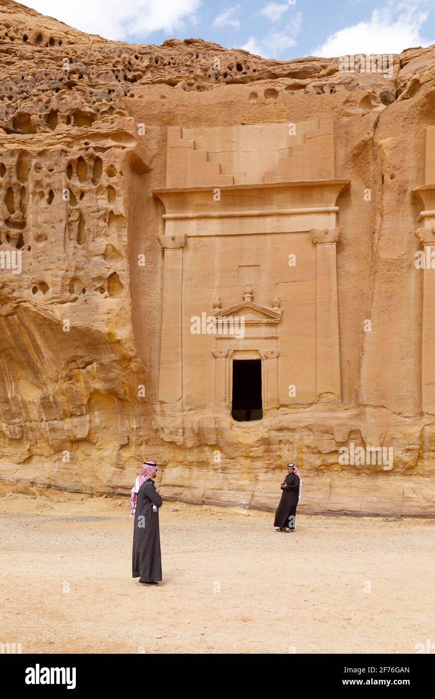 Al Ula, Arabia Saudita, 19 2020 febbraio: Due sauditi visitano le tombe di Jabal al Ahmar, KSA Foto Stock