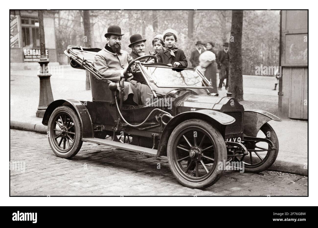 Auto d'epoca Brouhot in via Parigi 1910 con 2 uomini e 2 bambini in un'automobile storica Parigi Francia Automobiles G. Brouhot & Cie è stato un produttore francese di automobili e motori nel 1890 Foto Stock