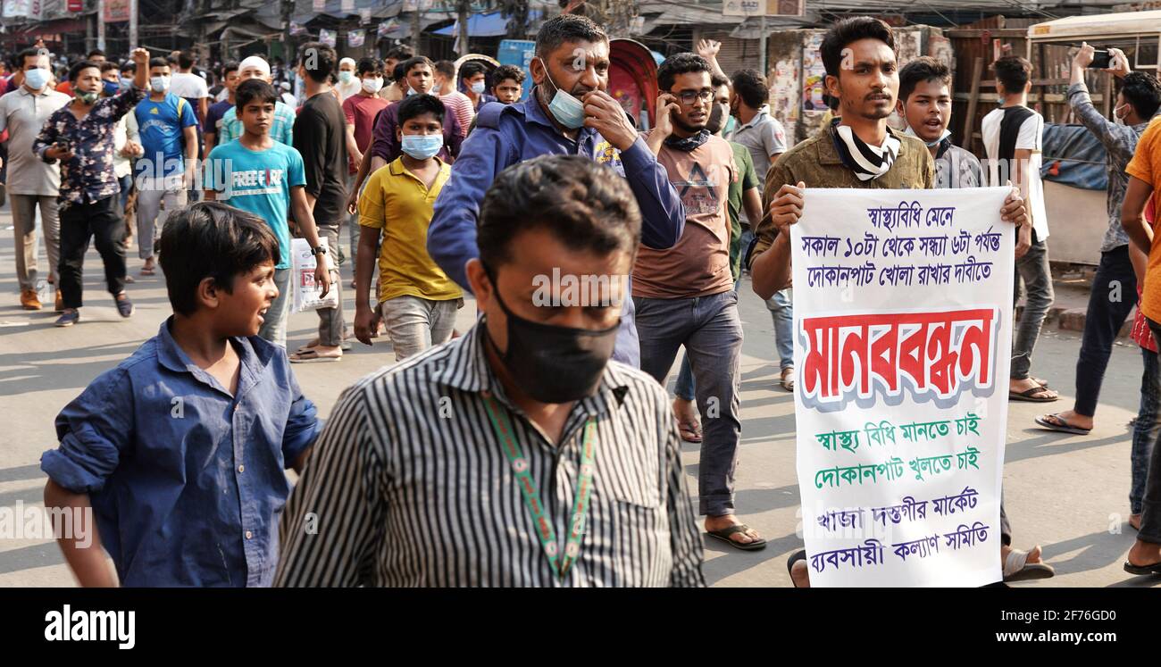 Chittagong, Reazuddin Bazar, Bangladesh. 5 Aprile 2021. Hanno portato fuori le processioni che chiedono al governo di permettere loro di continuare i loro commerci, mantenendo le regole di sicurezza di salute durante il lockdown.The commercianti hanno detto che hanno subito le perdite enormi l'anno scorso quando la pandemia è scoppiata. Credit: Rajib Dey Joy/ZUMA Wire/Alamy Live News Foto Stock