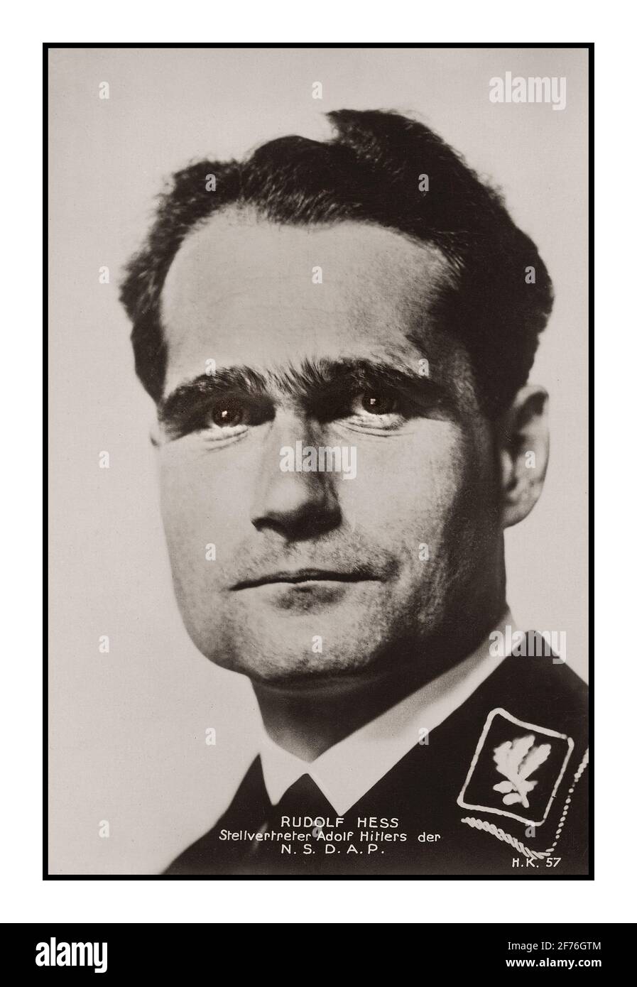Seconda guerra mondiale Rudolph Hess Ritratto Stellvertruter Adolf Hitler der NSDAP 1940. Rudolf Walter Richard Hess era un politico tedesco e un membro principale del Partito nazista in Germania nazista. Nominato vice Führer ad Adolf Hitler nel 1933, Hess ha servito in quella posizione fino al 1941, quando ha volato da solo in Scozia nel tentativo di negoziare la pace con il Regno Unito durante la seconda guerra mondiale Foto Stock