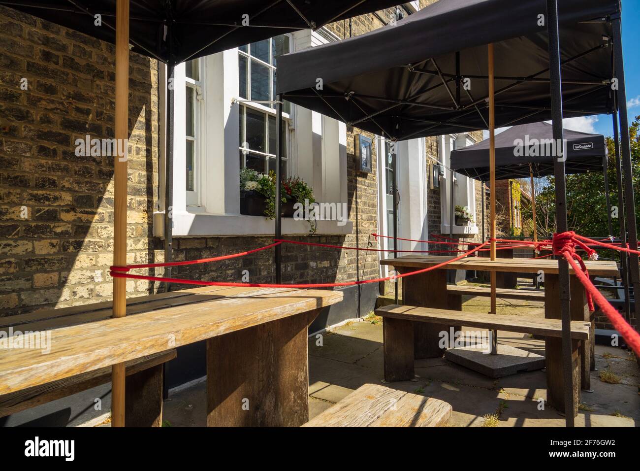 La birreria all'aperto Wells Tavern è pronta per i clienti quando il settore dei pub e dell'ospitalità riapre. Hampstead, Londra. Foto Stock