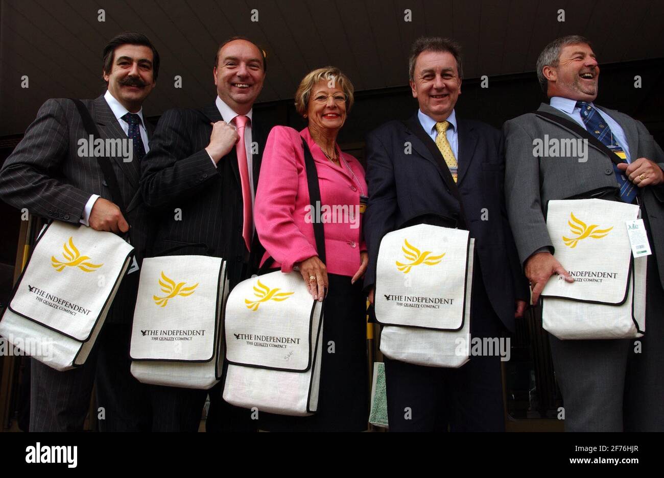 LIB DEM MPS CON I LORO SACCHI DI CONFERENZA INDY.21/9/04 PILSTON Foto Stock