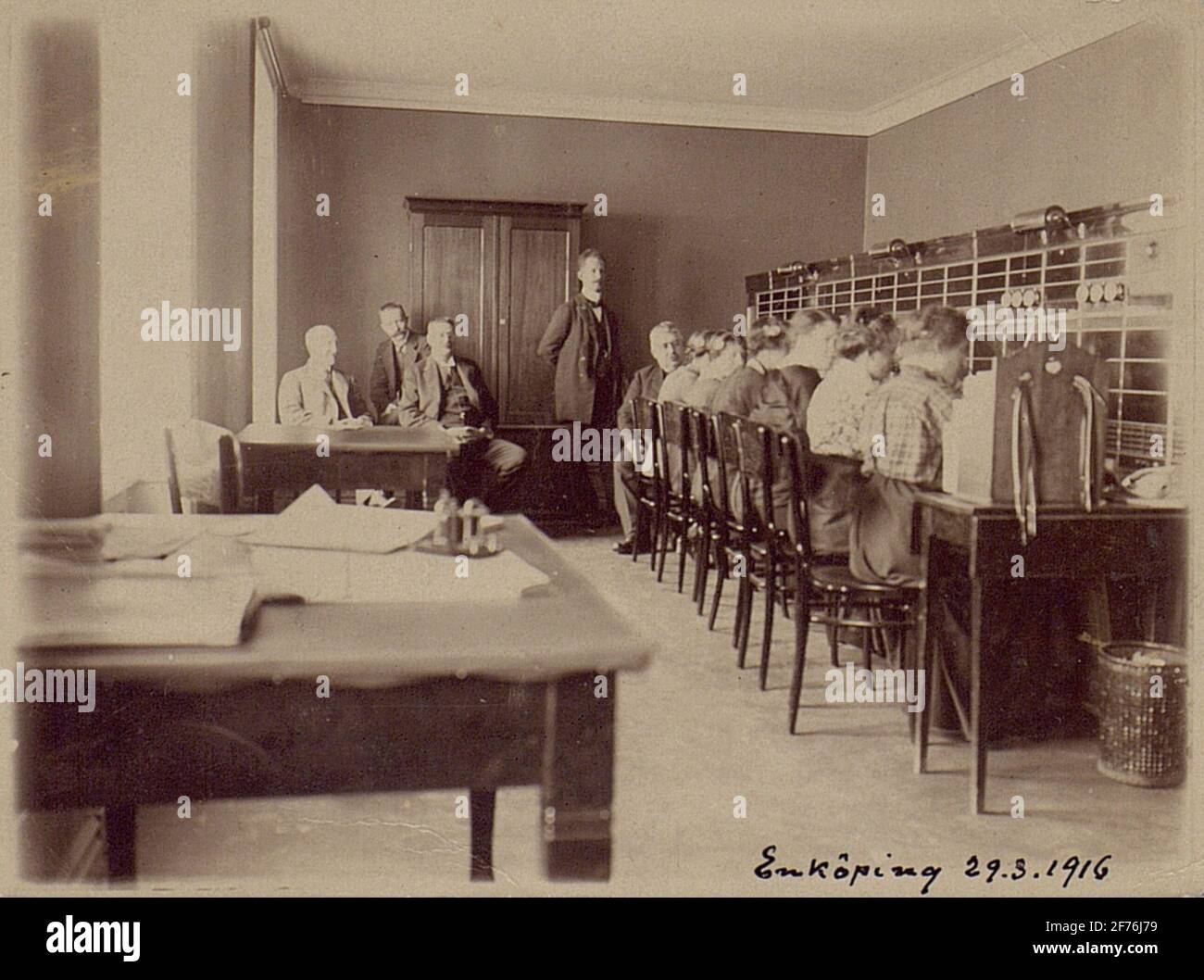 La nuova stazione telefonica di Enköping 29.3.1916. Landström, Lennman, Johansson, Håkansson, Middendorff e operatori. Foto Stock