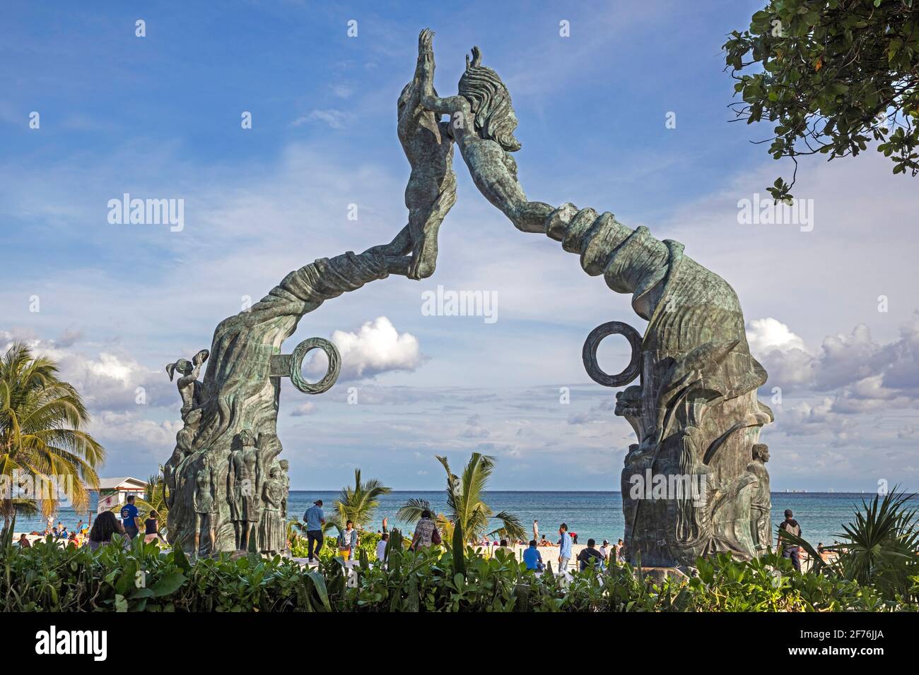 Portale della scultura Maya 2012 nel Parque Los Fundadores / Parco dei Padri fondatori a Playa del Carmen, Riviera Maya, Solidaridad, Quintana Roo, Messico Foto Stock