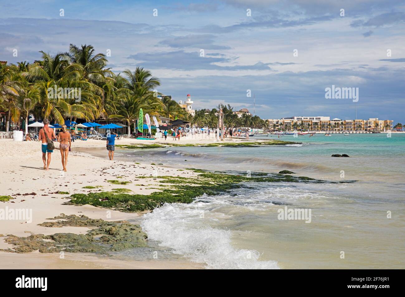 Turisti occidentali che camminano sulla spiaggia di sabbia bianca e alberghi lungo Playa del Carmen, Riviera Maya, Solidaridad, Quintana Roo, Penisola di Yucatán, Messico Foto Stock