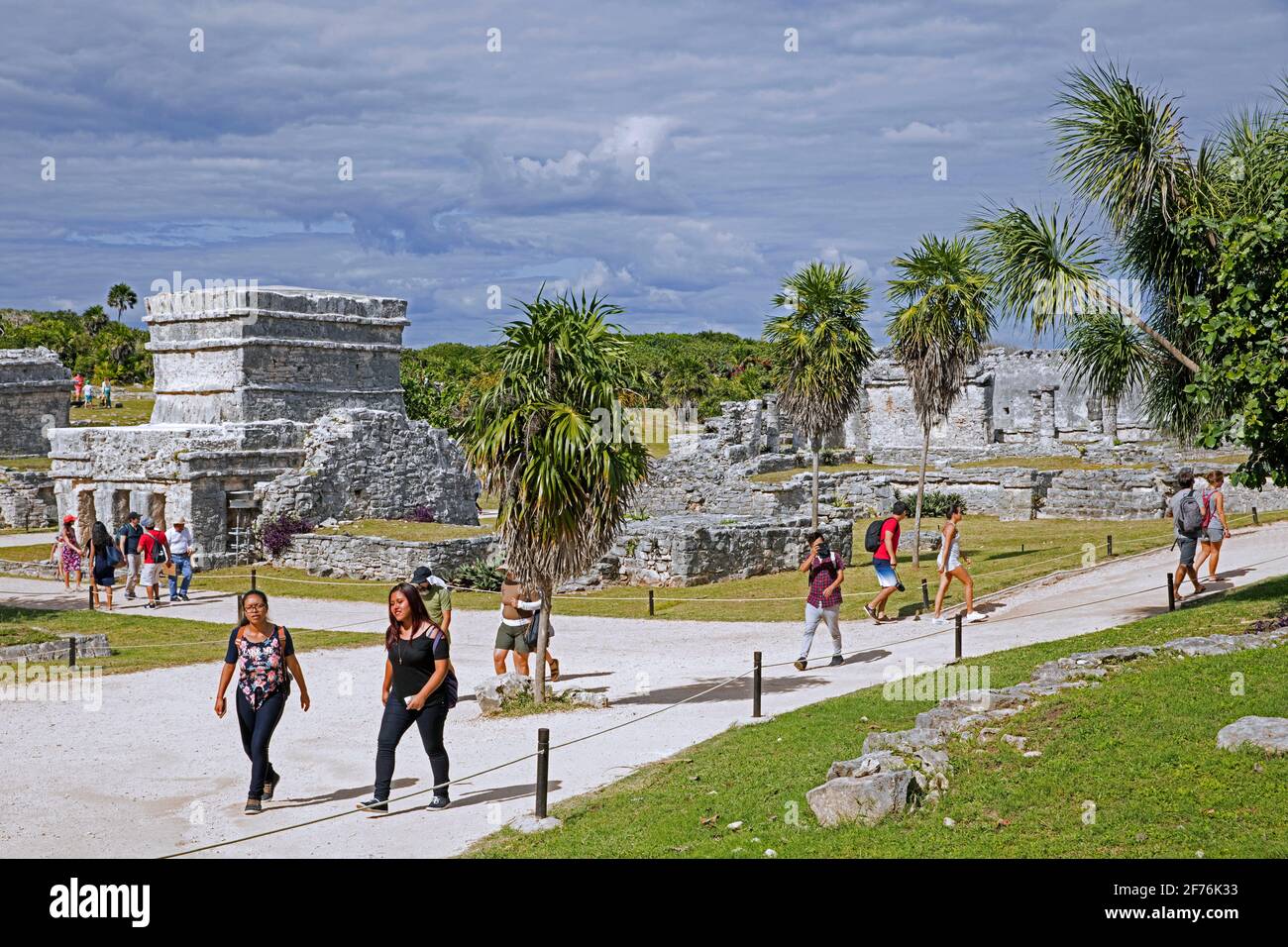 I turisti visitano le antiche rovine Maya e il Tempio degli affreschi di Tulum, città murata precolombiana Maya, Quintana Roo, Penisola di Yucatán, Messico Foto Stock
