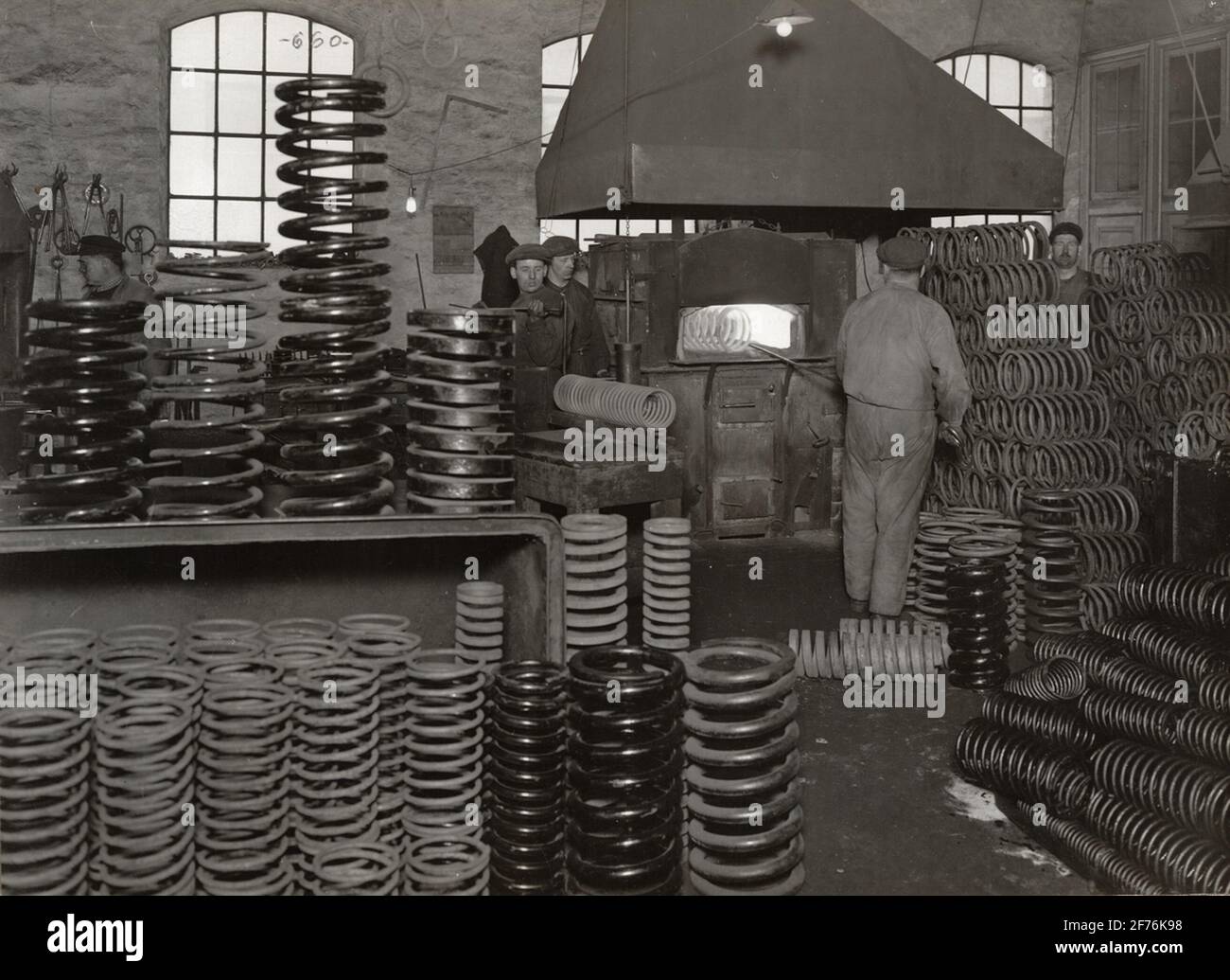 AB Svenska Spiral Factory. Indurimento delle molle elicoidali. Interno. Foto Stock