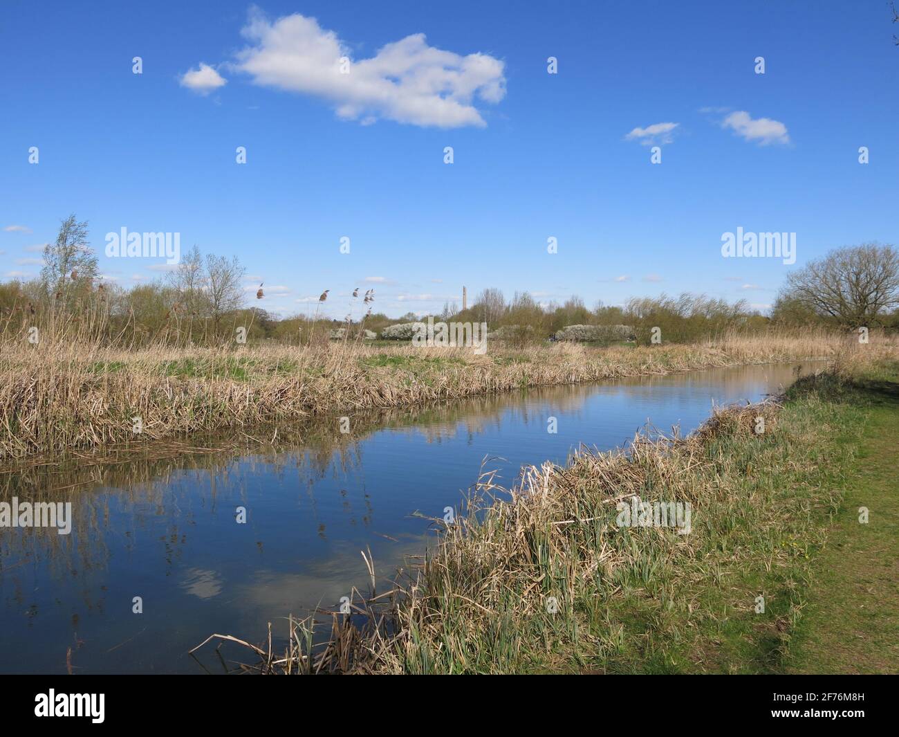 La periferia di Northampton e una vista sulla campagna di Upton Country Park con l'iconico punto di riferimento Express Lift Tower sullo sfondo. Foto Stock