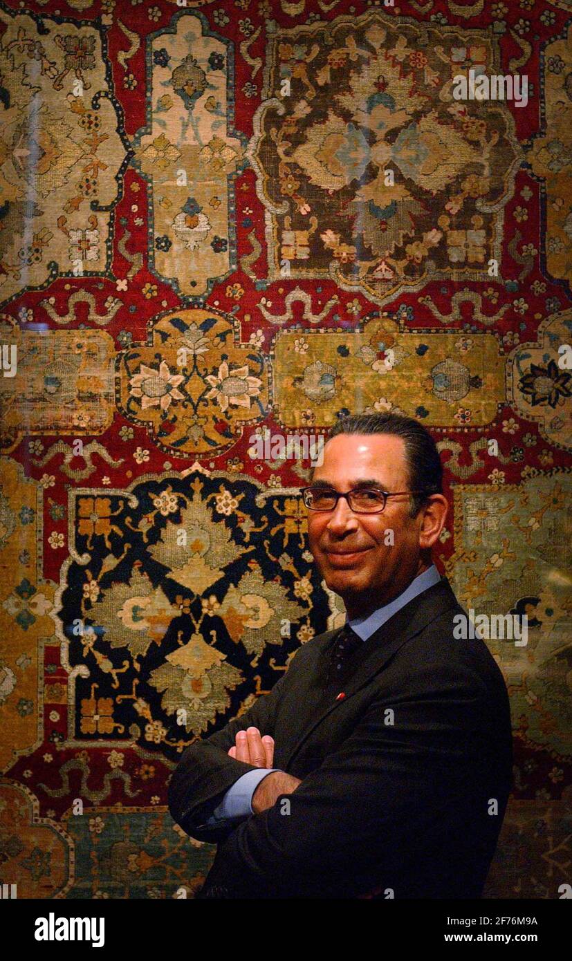 DR KHALILI CON UN FILO DI SETA E ARGENTO DEI PRIMI DEL 17 ° SECOLO, TAPPETO IRANIANO, PARTE DELL' 'ARTE DELLE TERRE ISLAMICHE' EXIBITION A SOMERSET CASA. 13/4/04 PILSTON Foto Stock