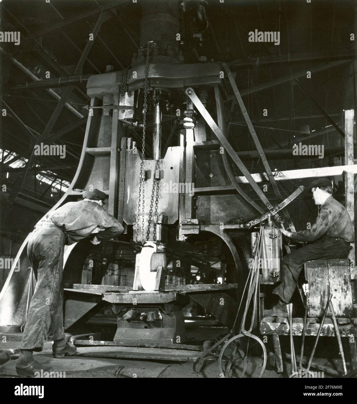Anello di fucinatura sotto il martello pneumatico a Hofors feronworks a Gästrikland. Foto Stock