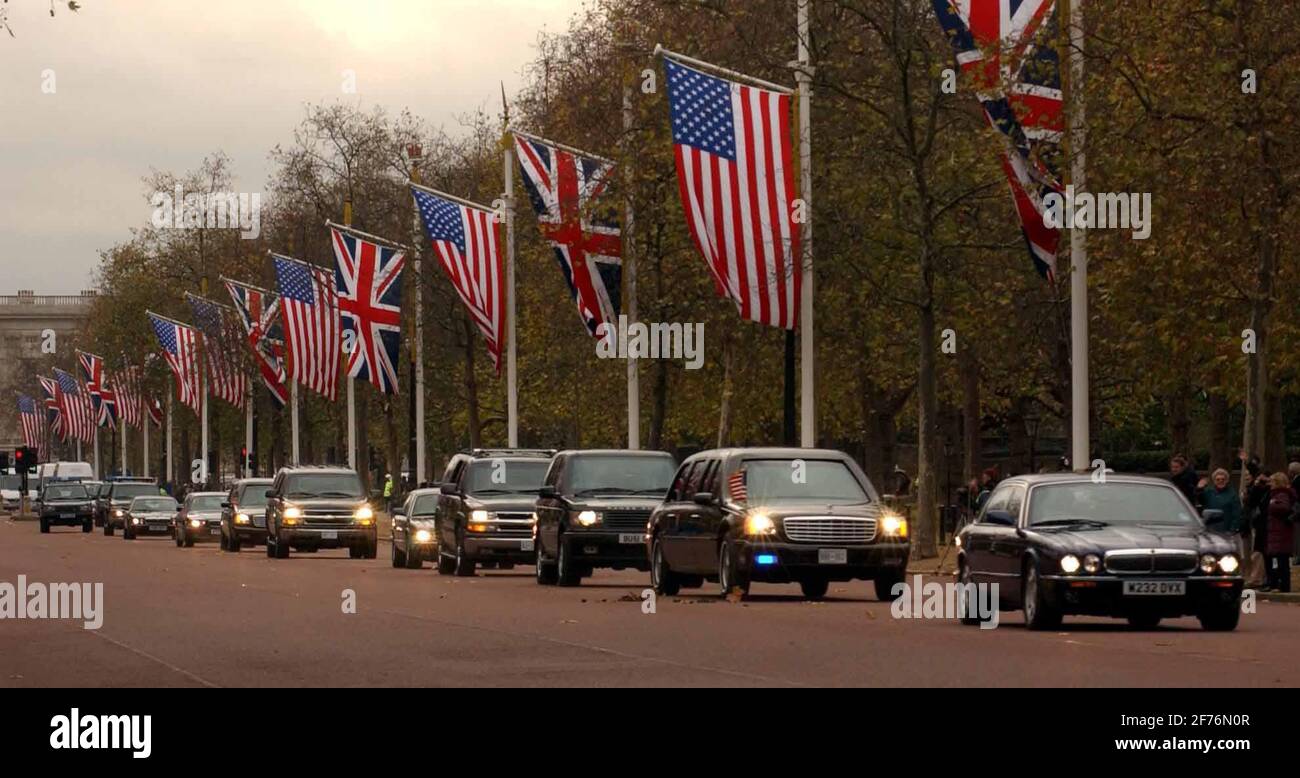 IL BUSH MOTORCADE VIAGGIA LUNGO IL MALL.19/11/03 PILSTON Foto Stock