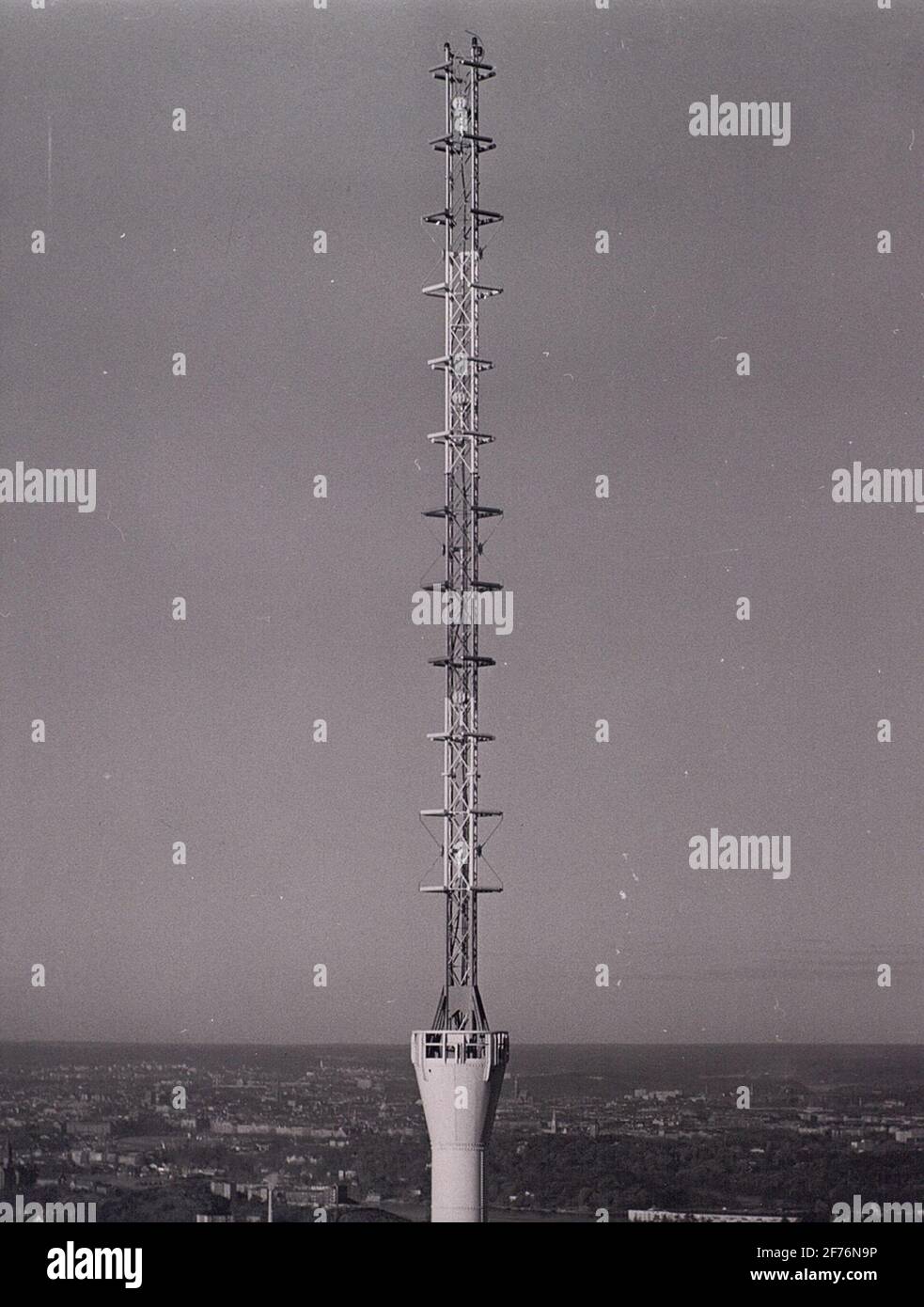 La stazione del collo. L'antenna della stazione per il trasmettitore a onde intermedie con un'antenna TV provvisoria sulla parte superiore. Foto Stock