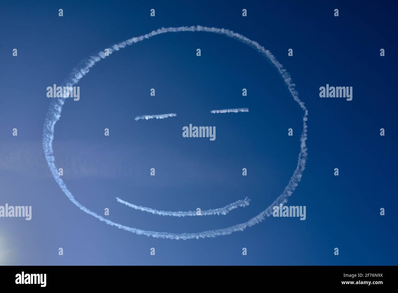 Faccia sorridente scritta in cielo da un piccolo aereo che sorvola la città di Bristol, Regno Unito Foto Stock